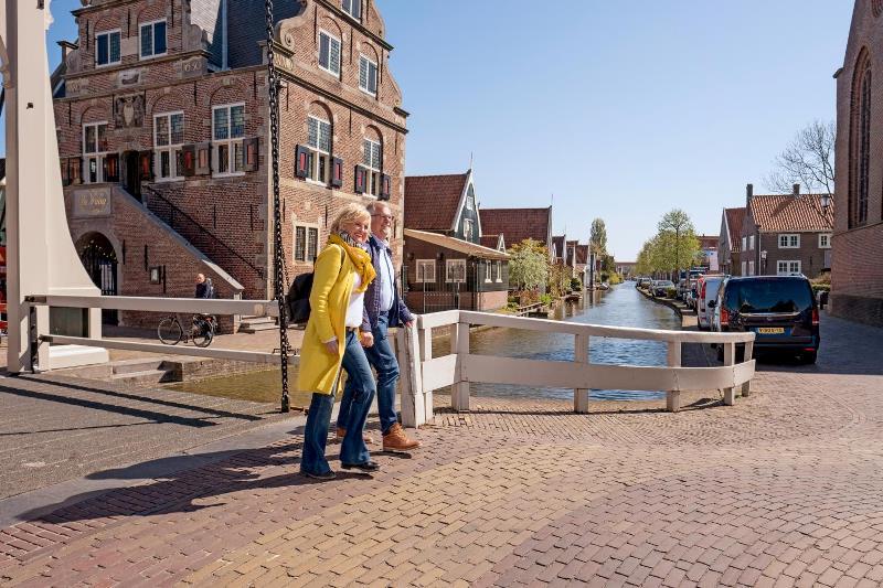 Man en vrouw lopen over de brug in de rijp